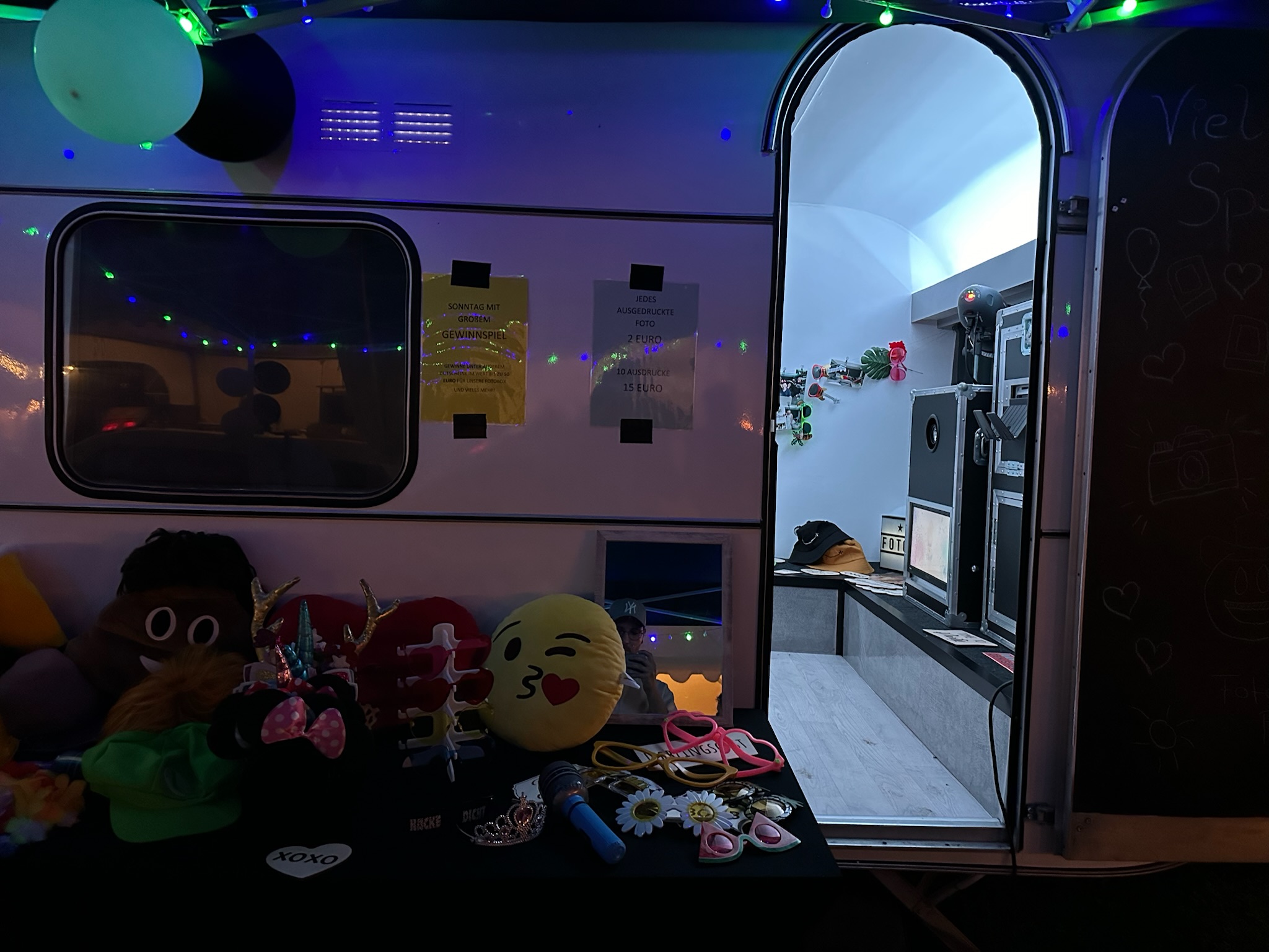 Wohnwagen bei Nacht - stimmungsvoll beleuchtet